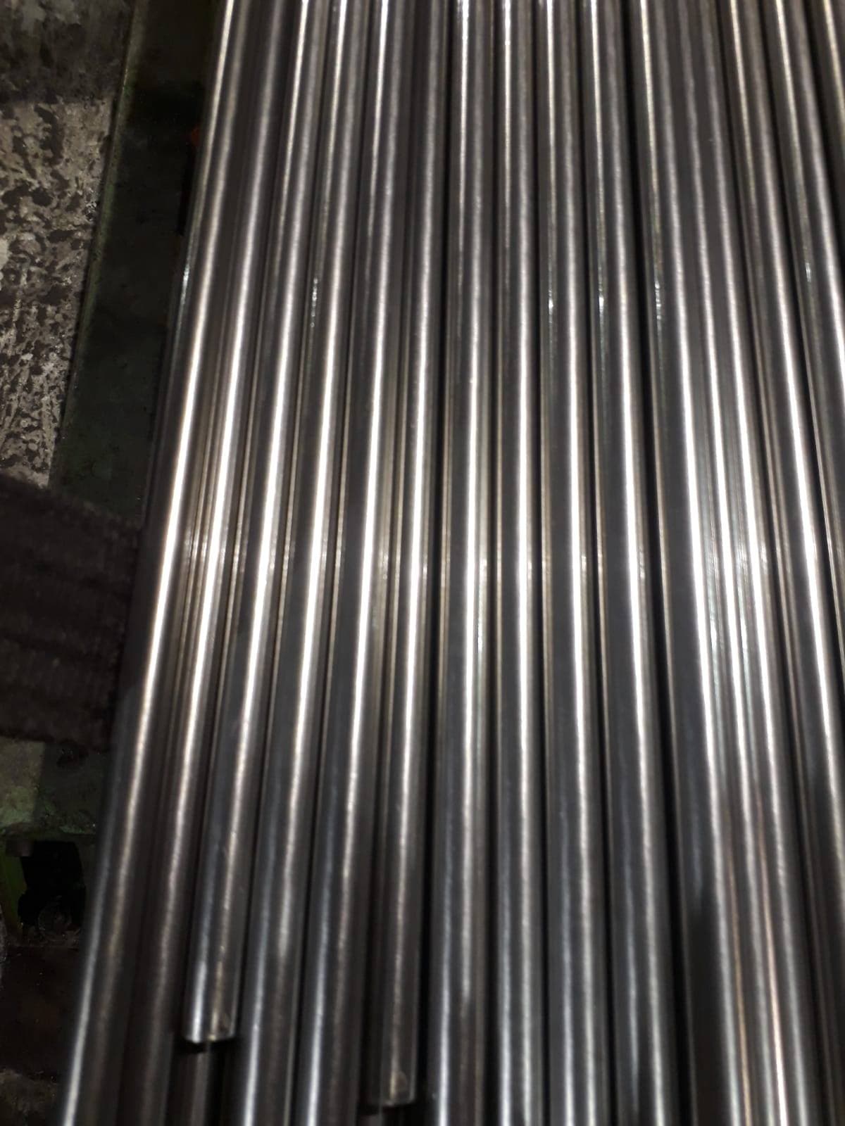 Round bar besi AS — close-up permukaan mill finish