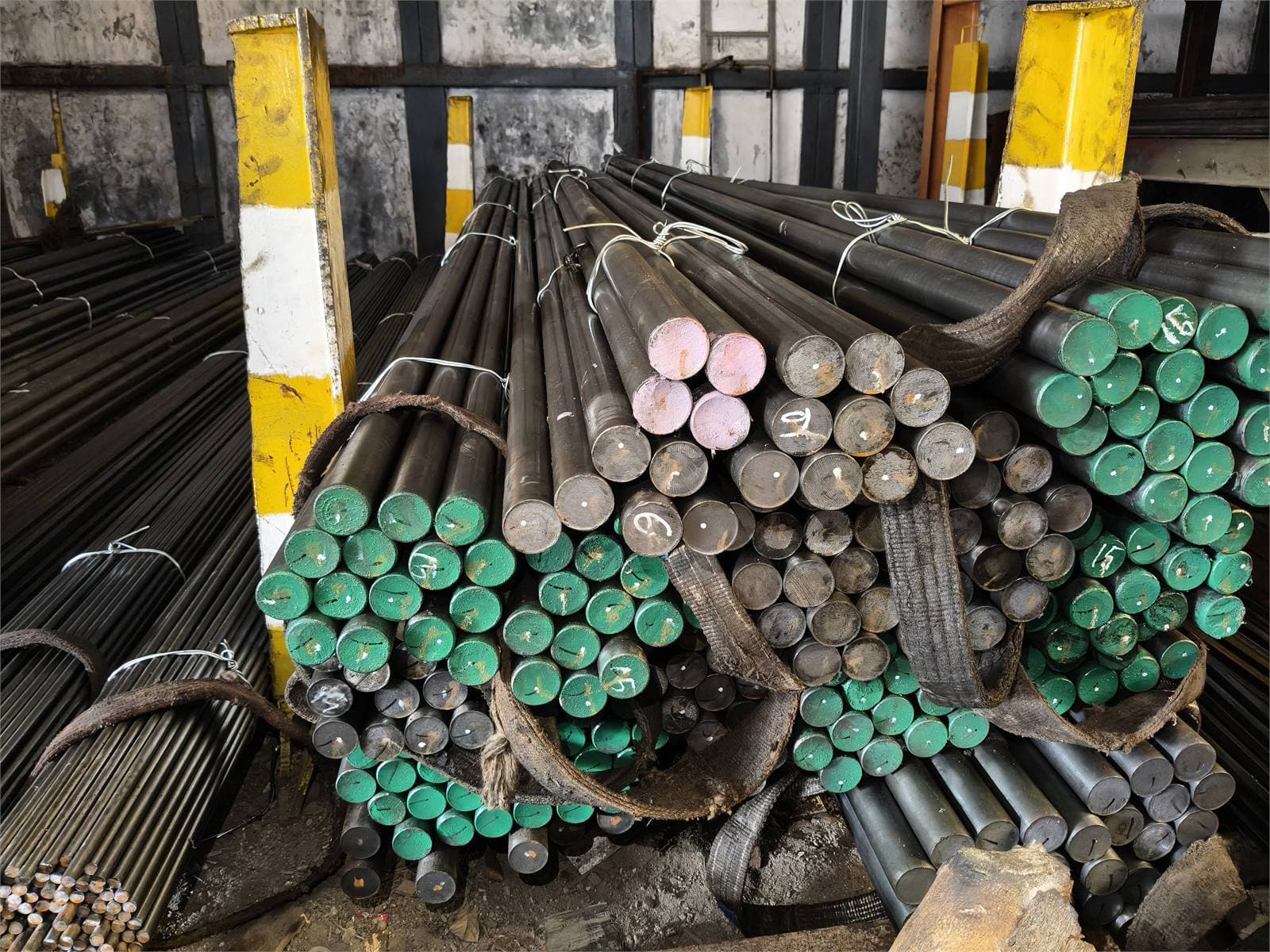 Round bar besi AS dengan ujung color-code hijau